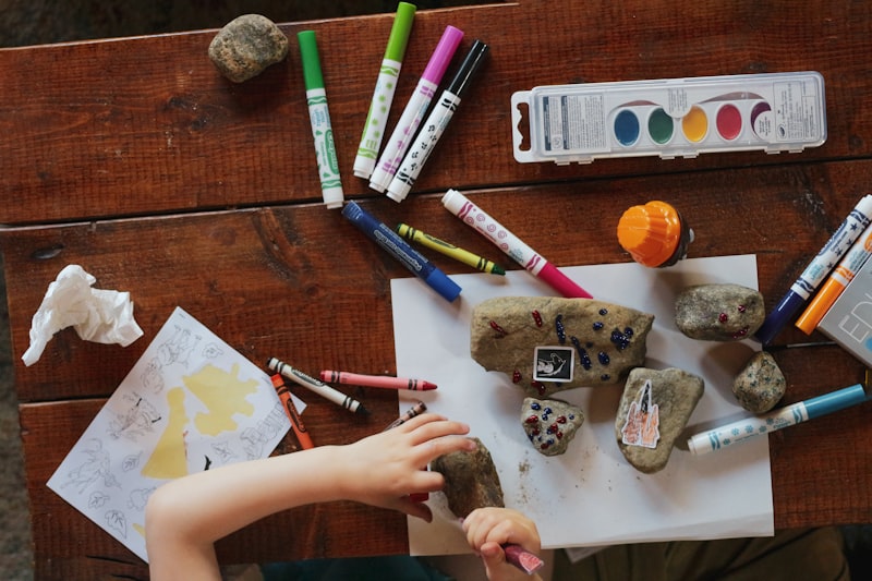 Bambini che giocano all'aperto